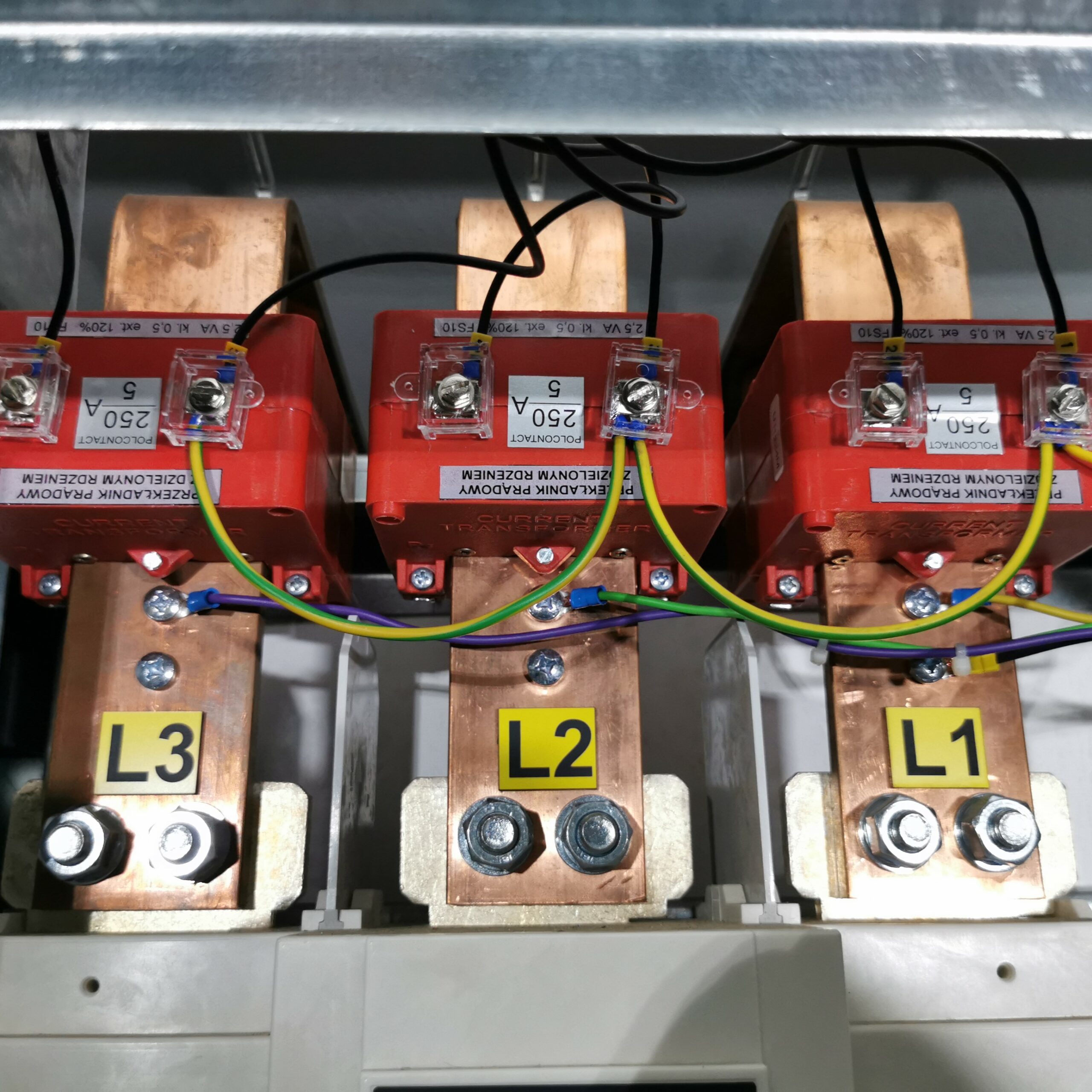 Przekładniki prądowe używane do pomiaru prądu w instalacji elektrycznej