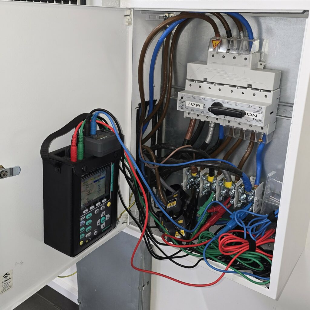 Analiza jakości energii w instalacji z fotowoltaiką i magazynem energii